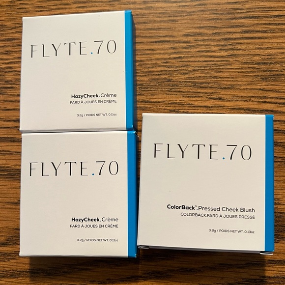 Flyte 70 Makeup Set with ColorBack, HazyView, HazyCheek, & make-up bag - Picture 3 of 10